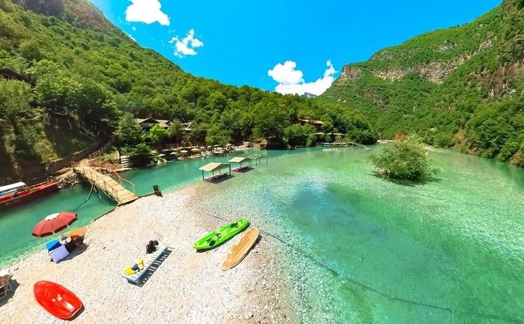 Plage sur la rivière Shala