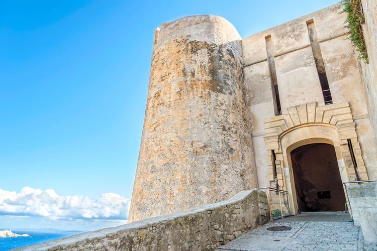La porte de Gênesde la citadelle de Bonifacio.