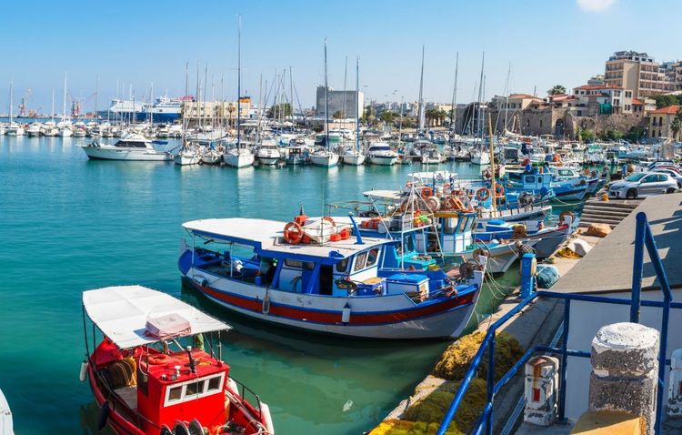 Le port d'Héraklion est plein de petits bateaux de pêche colorés