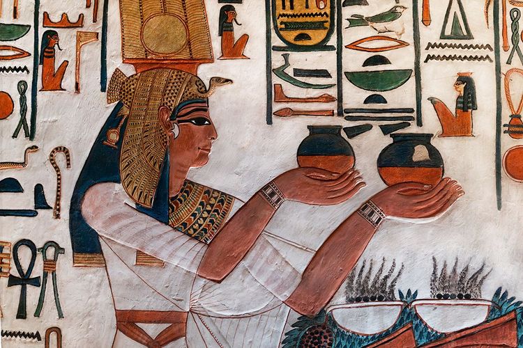 La reine Nefertari coiffée de son disque solaire