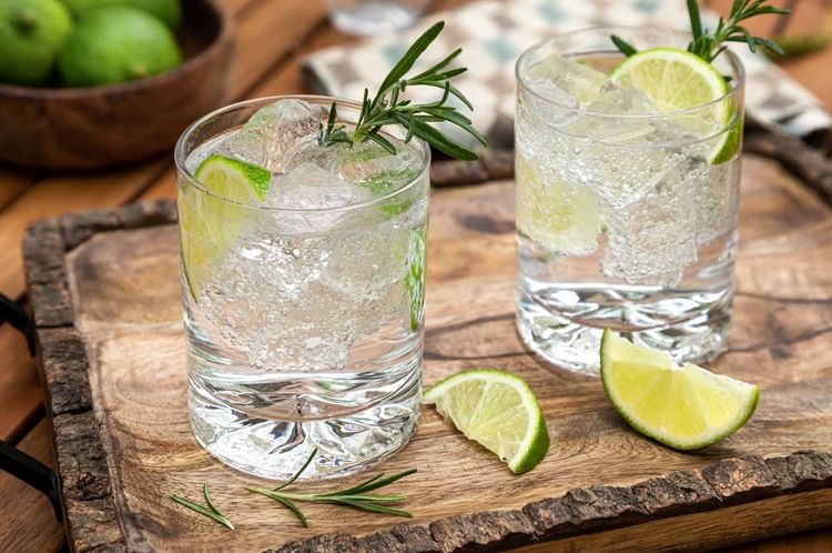 Verres de gin servi bien frais