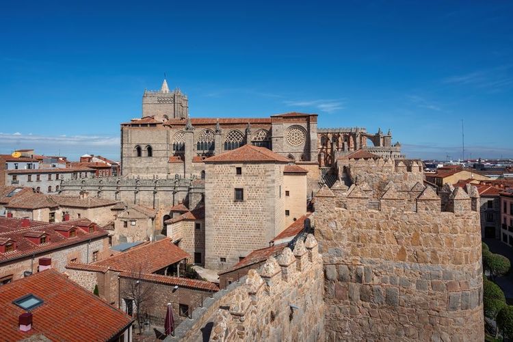 La cathédrale d'Avila et la muraille de la ville.