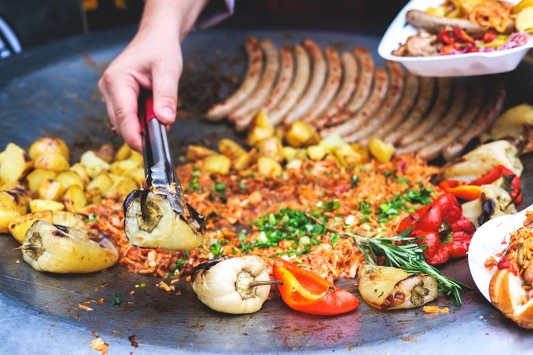Légume et saucisses servis façon street food sur le marché