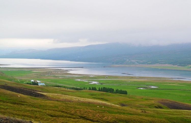 Le lac bleu de Grímsey, par temps orageux