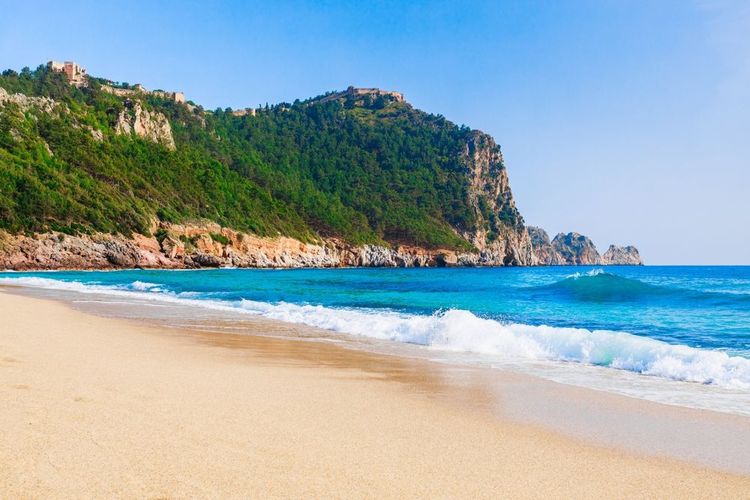 Plage de Cléopâtre et vieux château à Alanya, district d'Antalya, Turquie
