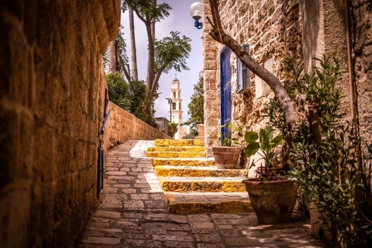 Célèbre église Saint-Pierre vue depuis une ruelle ancienne de la vieille ville de Jaffa 