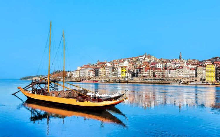 Porto et ses barges caractéristiques, les rabelos, qui transportent le vin