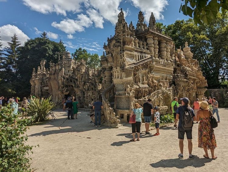 Un groupe de touriste visite le palais idéal du facteur Cheval.