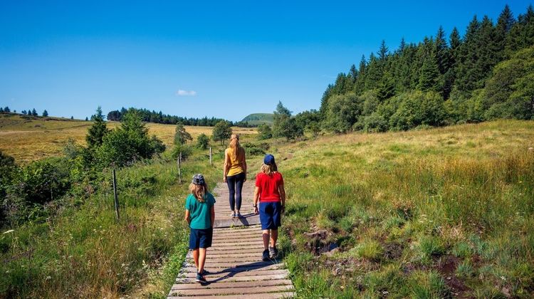 Une famille de randonneurs dans le Cantal.