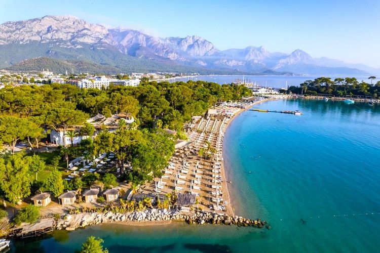 Vue aérienne de la plage Moonlight à Kemer.