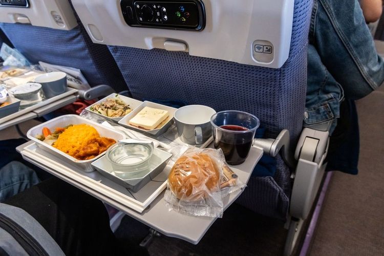 Un repas servi dans un avion