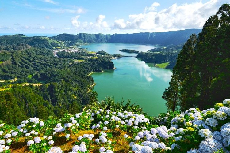 Vue sur le Lagoa das Sete Cidades : un incontournable à 30 minutes de route — deux lacs jumeaux (bleu et vert) dans un cratère volcanique.