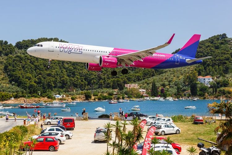 Airbus à l'aéroport de Skiathos en Grèce.