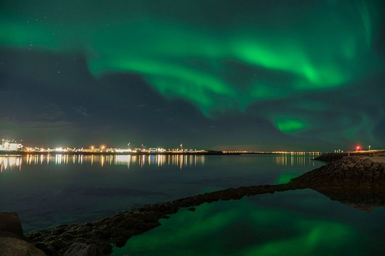 Des aurores boréales au dessus de Reykjavik, Islande 