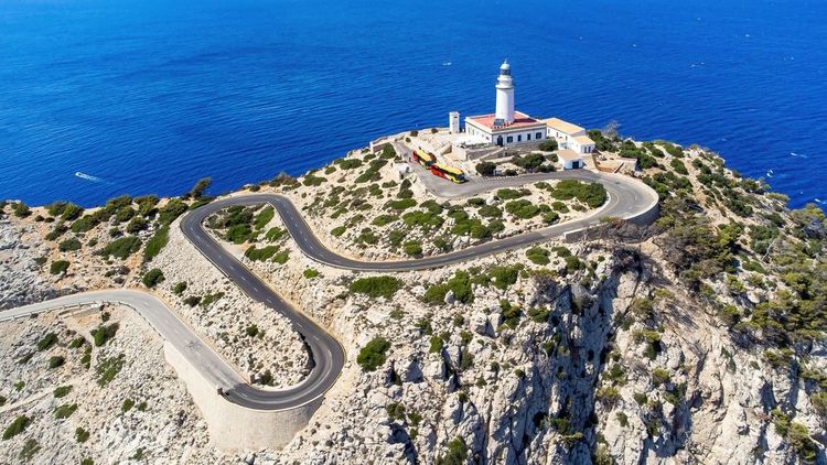 Vue plongeante sur le phare du Cap de Formentor