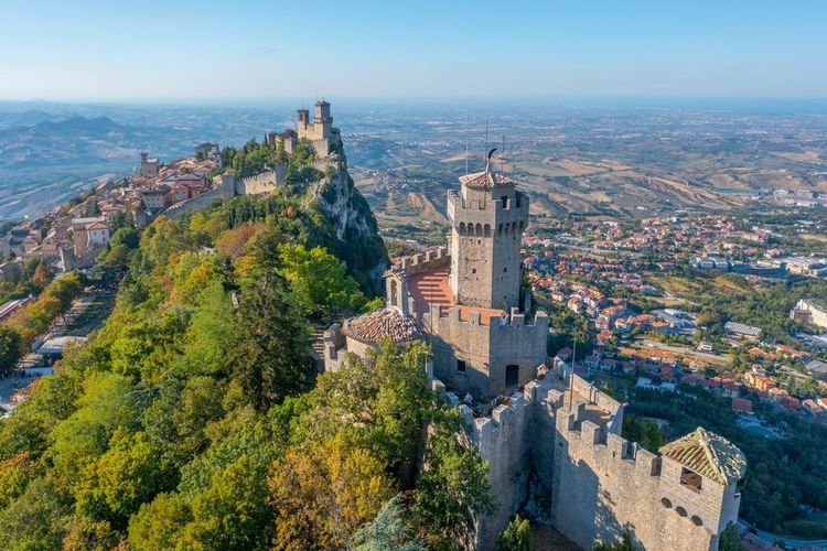 Vue aérienne de Saint-Marin dominée par Torre Guaita et Torre Cesta