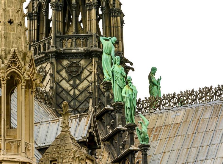 Les statues de bronze de la flèche de Notre-Dame