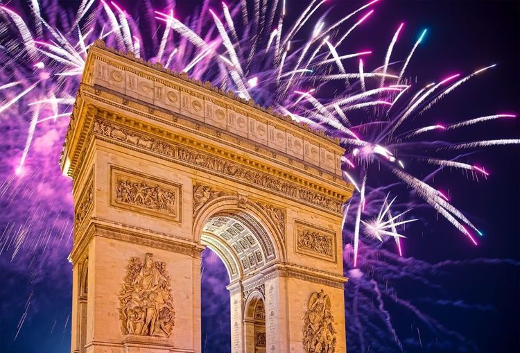 Feu d'artifice du Nouvel An au-dessus de l'Arc-de-Triomphe