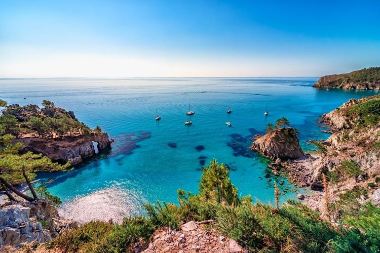 Vue aérienne de la péninsule de Crozon et de sa biodiversité.