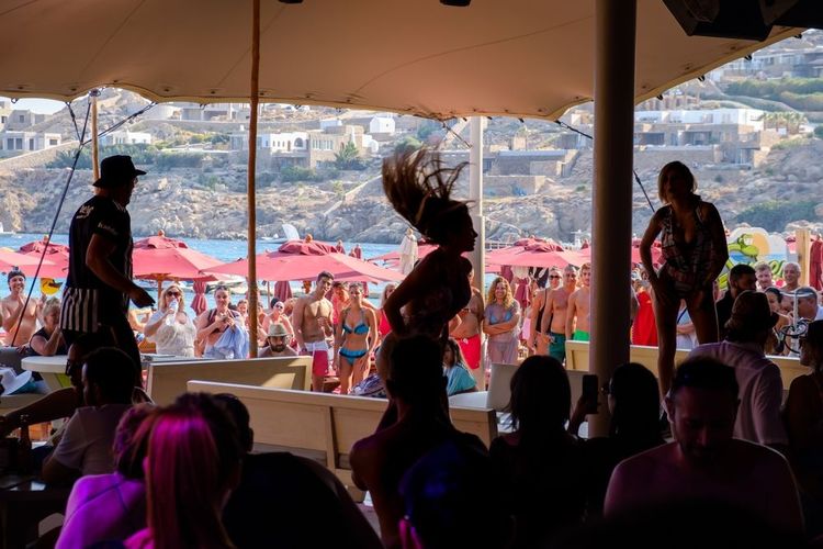 Bar dansant de plage à Mykonos Grèce