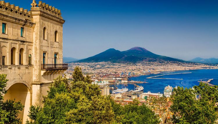 Between history and beauty: a stroll through the historic centre of Naples