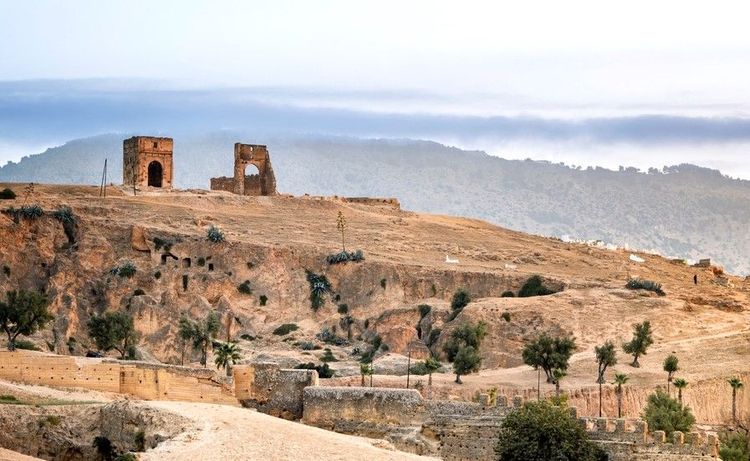 Encore aujourd'hui, Fès n'est dominée que par ces tombeaux ancestraux