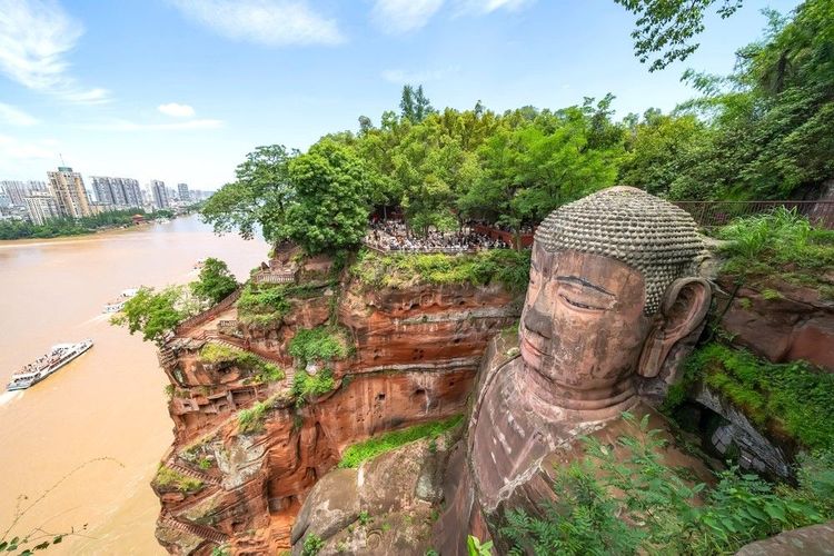 ancienne statue du grand bouddha de leshang située dans le district de Shizhong, province du leshan, dans le sichuan, en chine 