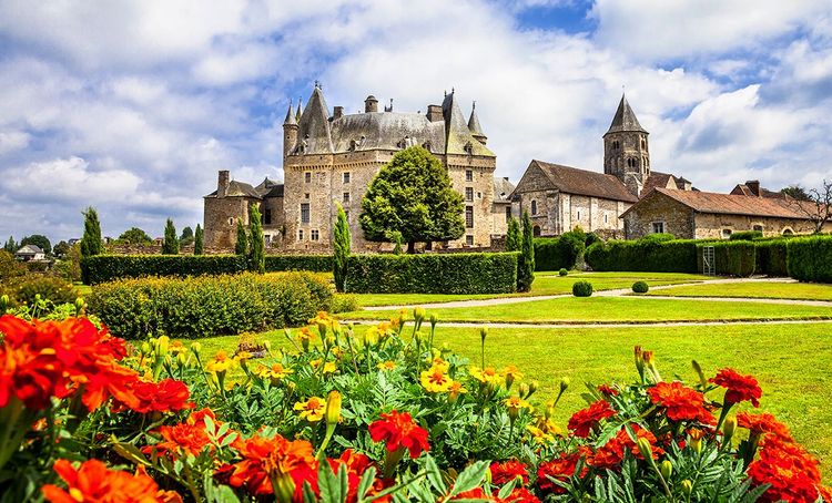 Le château de Jumilhac vu depuis son jardin fleuri