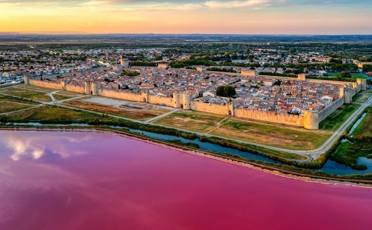 Le lac de sel rose et la vieille ville médiévale fortifiée d'Aigues-Mortes, Camargue