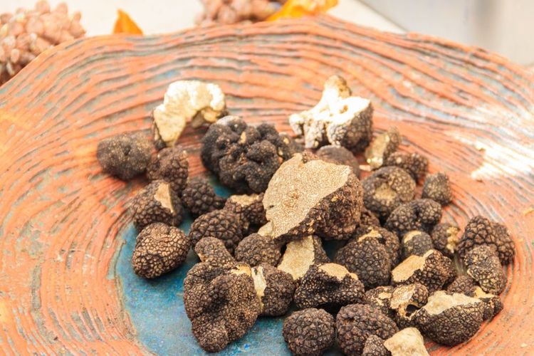 Une assiette de truffes noires