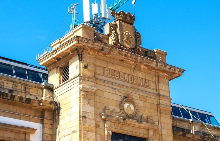 Au fronton du marché de la Bretxa