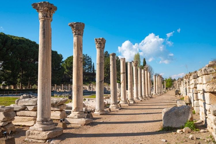 Les colonnes romaines sont toujours debout, en partie