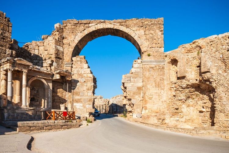 Fontaine vespasienne et entrée de l'ancienne ville de Side dans la région d'Antalya sur la côte méditerranéenne de Turquie.