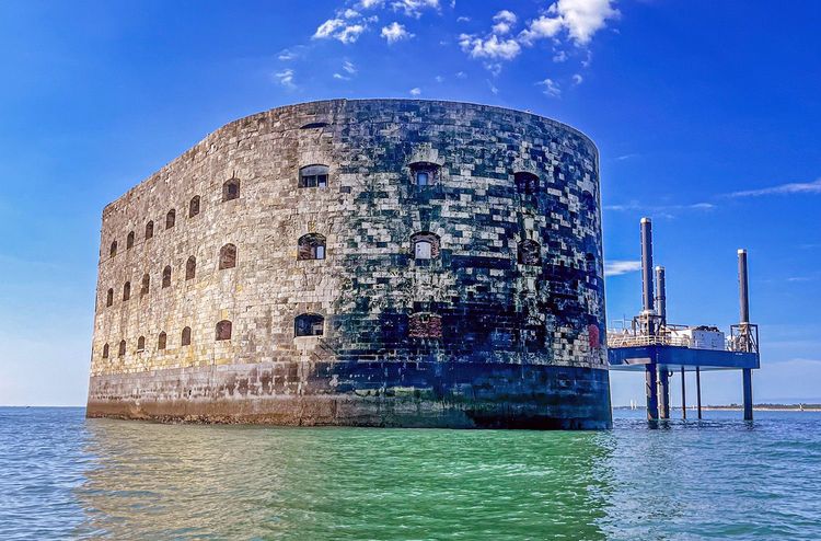 Le fort Boyard est visible depuis Boyardville et d'autres points de vue de la côte est