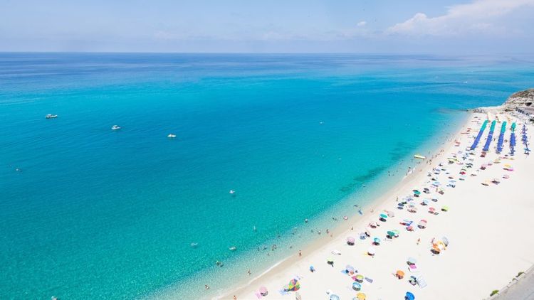 Plage de sable blanc sur la côte Sicilienne