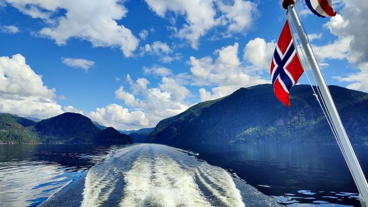 Sillage dans l'eau du fjord d'Oslo pendant une croisière