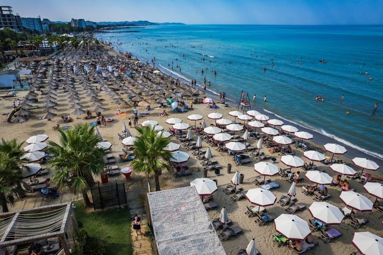Plage de sable fin à Golem , Durres en Albanie
