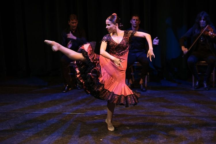 La danseuse Estela Alonso en pleine représentationsur scène.