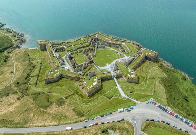 Vue aérienne de Charles Fort une énorme structure en forme d'étoile de la fin du XVIIe siècle avec des regards spectaculaires depuis les remparts du port de Kinsale