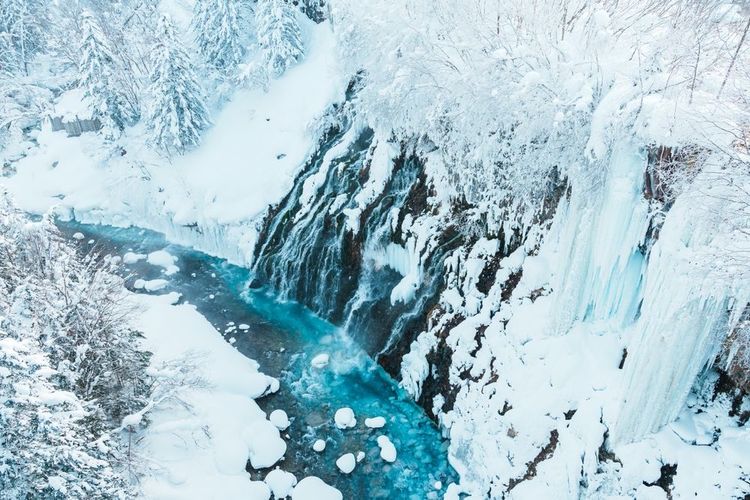 La cascade gelée de Shirahige tombant sur la rivière Biei, à Hokkaïdo