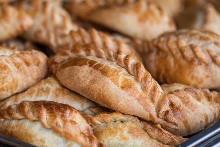 Le kibinai, petit pain farci à la viande et aux oignons