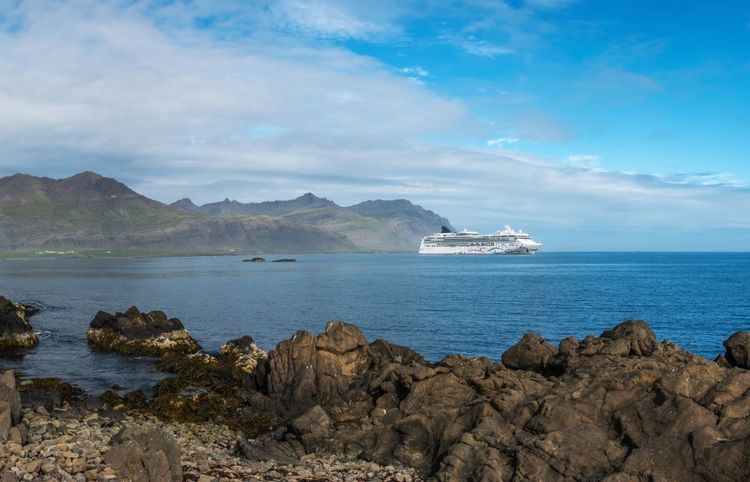 Paquebot à l'entrée du fjord