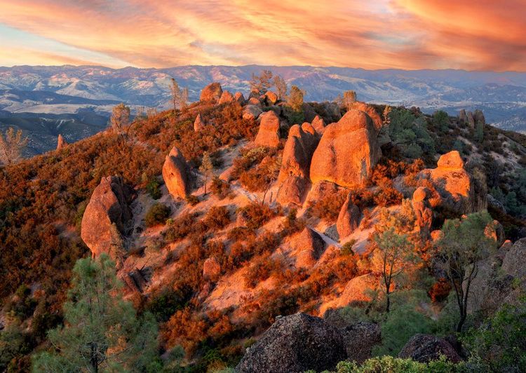 Les Hauts Pics du Pinnacles National Park, dans le comté de San Benito.