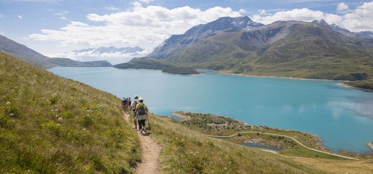 randonneurs autour du lac du Mont-Cenis situé dans le massif du Mont-Cenis