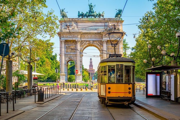 Le tramway devant l'Arc de la Paix, à Milan.