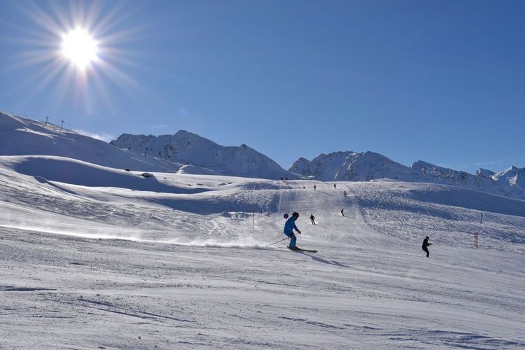 Un skieur dans la vallée de l'Ötztal