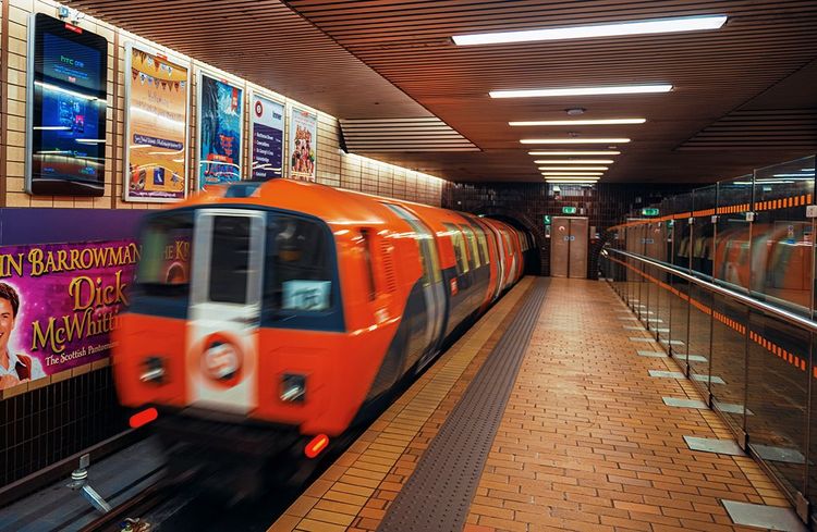 Le métro de Glasgow, et sa couleur orange caractéristique. Notez que de nouvelles voitures, de couleurs blanches, sont en train d'être mises en service.