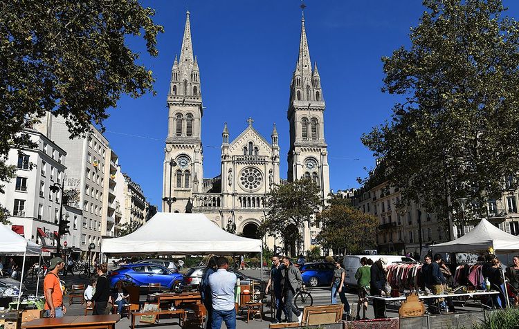 Marché aux Puces face à l'église Saint-Ambroise