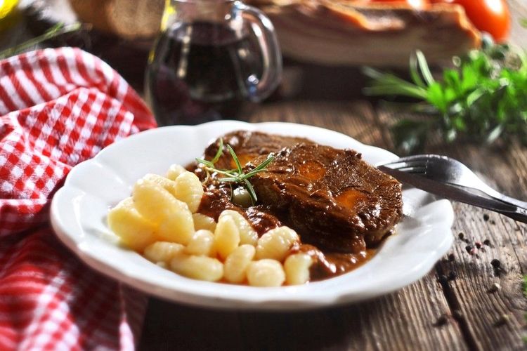 Pasticada aux gnocchis, daube au vin rouge