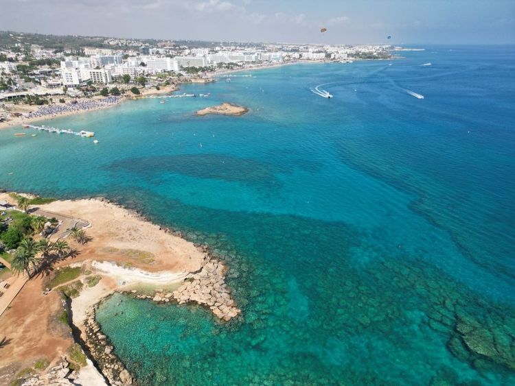 Vue aérienne de la plage de Fig Tree Bay, à Protaras, Chypre.